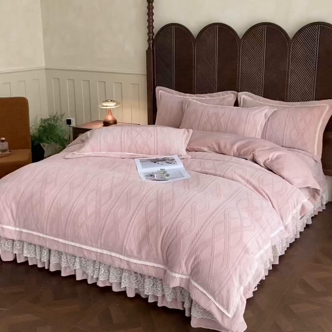 91家纺网 家纺一手货源 找家纺 美伦美焕 2025新款全消光雕花绒蕾丝床盖款四件套 浅梦-豆沙