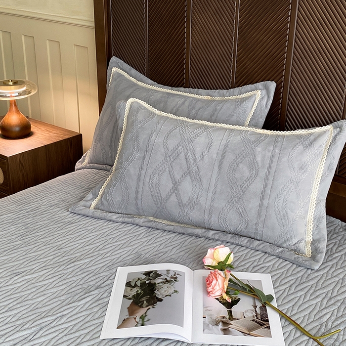 91家纺网 家纺一手货源 找家纺 美伦美焕 2025新款全消光雕花绒蕾丝床盖款四件套 浅梦-灰