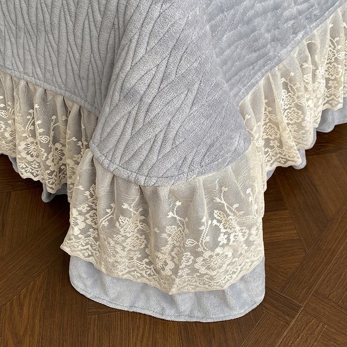 91家纺网 家纺一手货源 找家纺 美伦美焕 2025新款全消光雕花绒蕾丝床盖款四件套 浅梦-灰