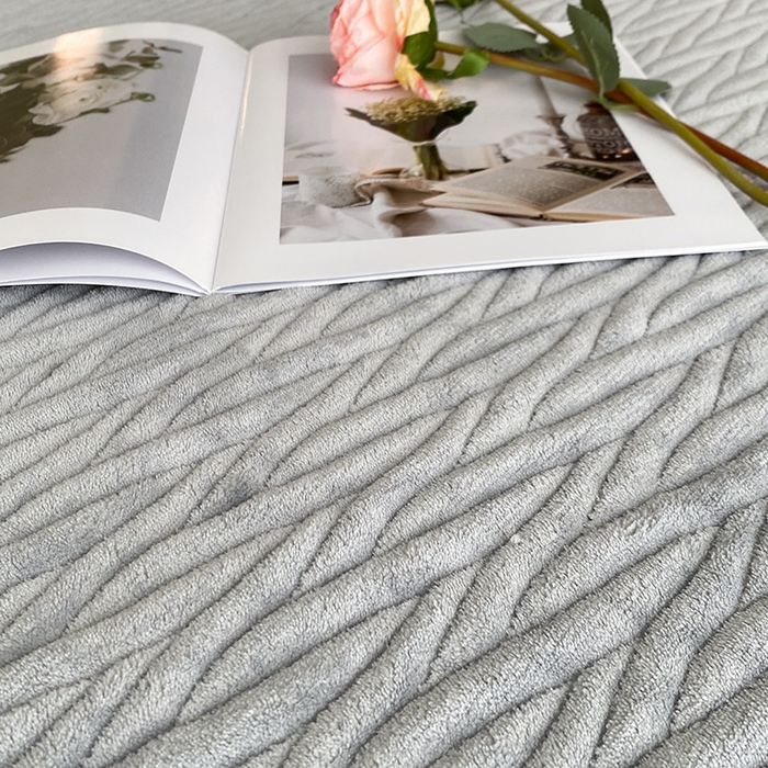 91家纺网 家纺一手货源 找家纺 美伦美焕 2025新款全消光雕花绒蕾丝床盖款四件套 浅梦-灰