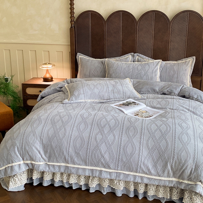 91家纺网 家纺一手货源 找家纺 美伦美焕 2025新款全消光雕花绒蕾丝床盖款四件套 浅梦-灰