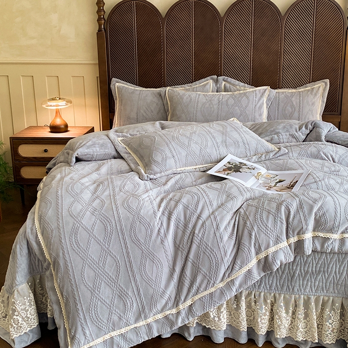 91家纺网 家纺一手货源 找家纺 美伦美焕 2025新款全消光雕花绒蕾丝床盖款四件套 浅梦-灰