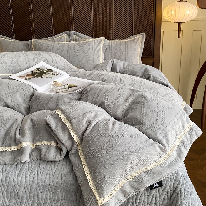 91家纺网 家纺一手货源 找家纺 美伦美焕 2025新款全消光雕花绒蕾丝床盖款四件套 浅梦-灰