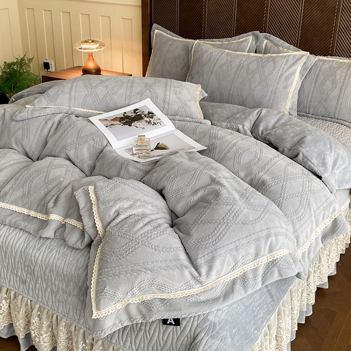 91家纺网 家纺一手货源 找家纺 美伦美焕 2025新款全消光雕花绒蕾丝床盖款四件套 浅梦-灰