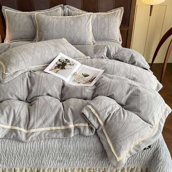 91家纺网 家纺一手货源 找家纺 美伦美焕 2025新款全消光雕花绒蕾丝床盖款四件套 浅梦-灰