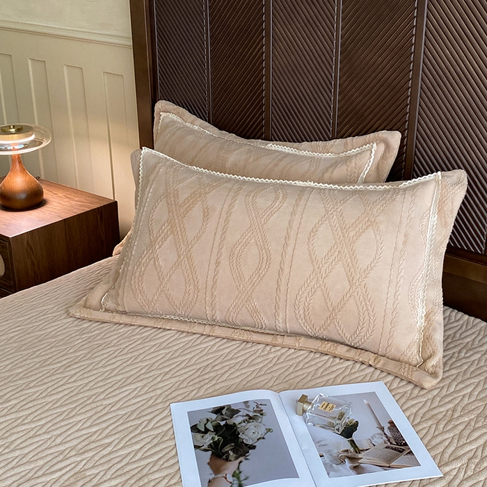 91家纺网 家纺一手货源 找家纺 美伦美焕 2025新款全消光雕花绒蕾丝床盖款四件套 浅梦-香槟