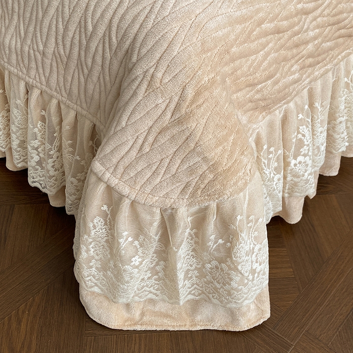 91家纺网 家纺一手货源 找家纺 美伦美焕 2025新款全消光雕花绒蕾丝床盖款四件套 浅梦-香槟