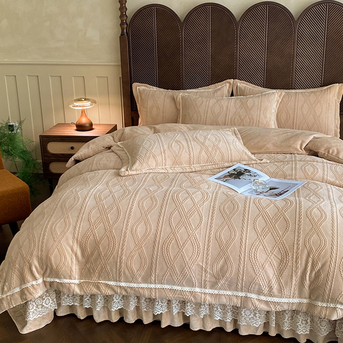 91家纺网 家纺一手货源 找家纺 美伦美焕 2025新款全消光雕花绒蕾丝床盖款四件套 浅梦-香槟