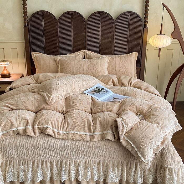 91家纺网 家纺一手货源 找家纺 美伦美焕 2025新款全消光雕花绒蕾丝床盖款四件套 浅梦-香槟