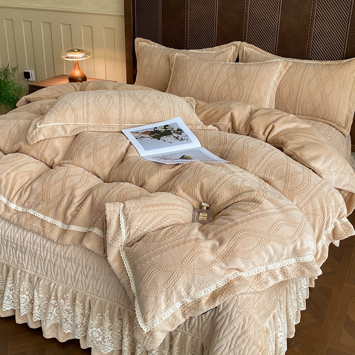 91家纺网 家纺一手货源 找家纺 美伦美焕 2025新款全消光雕花绒蕾丝床盖款四件套 浅梦-香槟