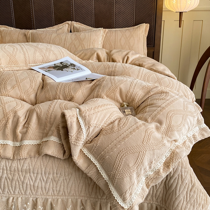 91家纺网 家纺一手货源 找家纺 美伦美焕 2025新款全消光雕花绒蕾丝床盖款四件套 浅梦-香槟