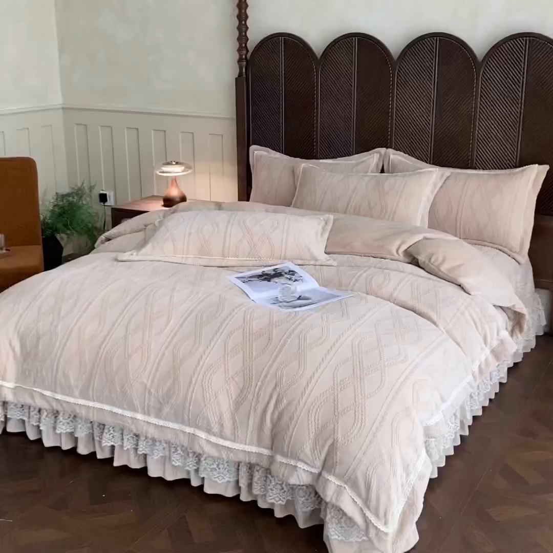 91家纺网 家纺一手货源 找家纺 美伦美焕 2025新款全消光雕花绒蕾丝床盖款四件套 浅梦-香槟