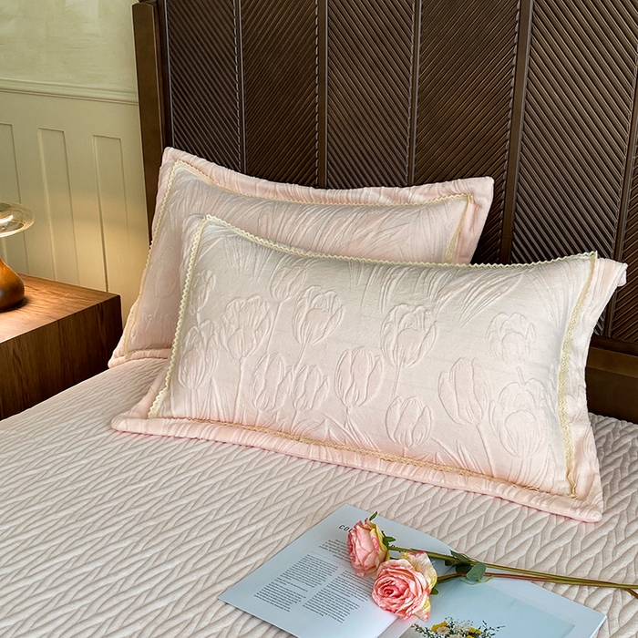 91家纺网 家纺一手货源 找家纺 美伦美焕 2025新款全消光雕花绒蕾丝床盖款四件套 郁金香-粉玉