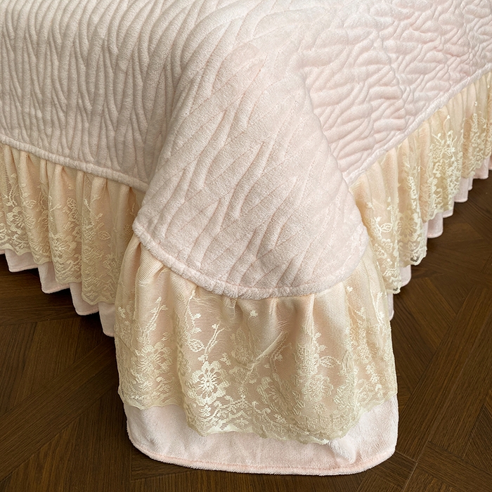 91家纺网 家纺一手货源 找家纺 美伦美焕 2025新款全消光雕花绒蕾丝床盖款四件套 郁金香-粉玉