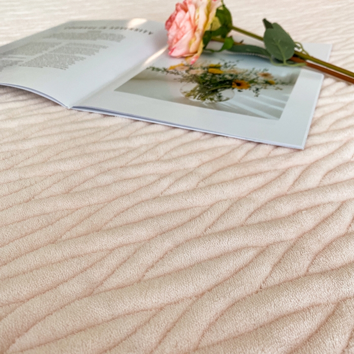 91家纺网 家纺一手货源 找家纺 美伦美焕 2025新款全消光雕花绒蕾丝床盖款四件套 郁金香-粉玉