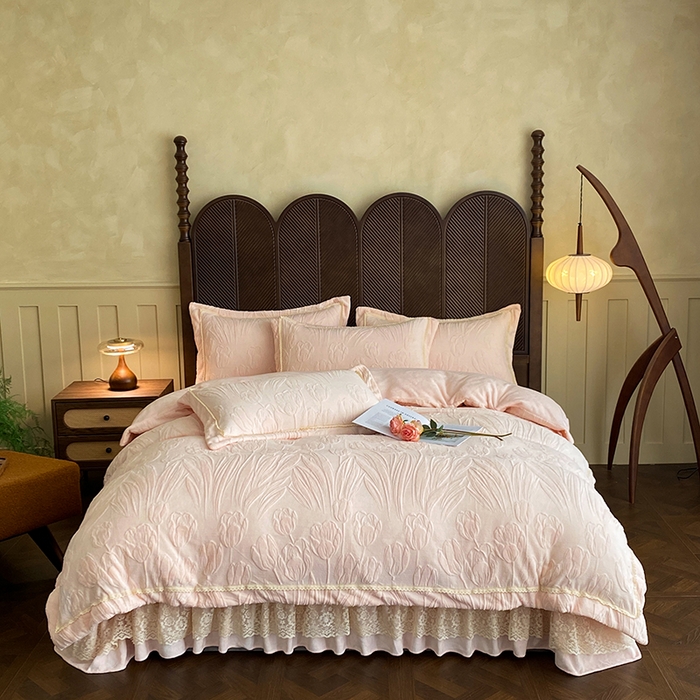 91家纺网 家纺一手货源 找家纺 美伦美焕 2025新款全消光雕花绒蕾丝床盖款四件套 郁金香-粉玉