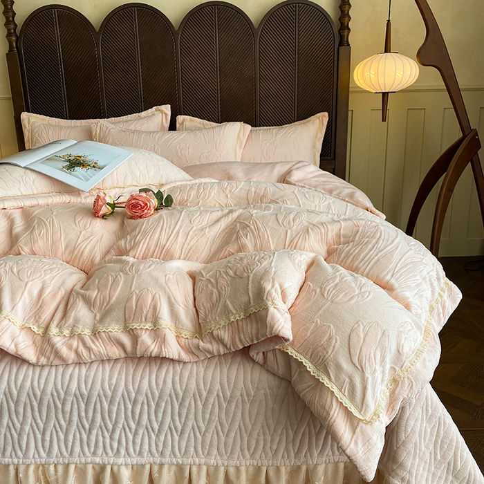 91家纺网 家纺一手货源 找家纺 美伦美焕 2025新款全消光雕花绒蕾丝床盖款四件套 郁金香-粉玉