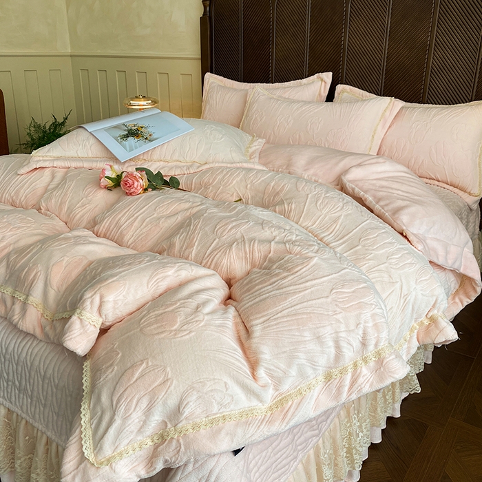 91家纺网 家纺一手货源 找家纺 美伦美焕 2025新款全消光雕花绒蕾丝床盖款四件套 郁金香-粉玉