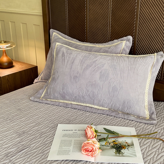 91家纺网 家纺一手货源 找家纺 美伦美焕 2025新款全消光雕花绒蕾丝床盖款四件套 郁金香-灰