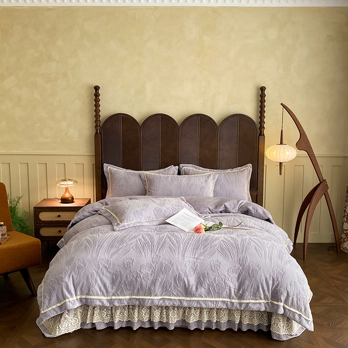 91家纺网 家纺一手货源 找家纺 美伦美焕 2025新款全消光雕花绒蕾丝床盖款四件套 郁金香-灰