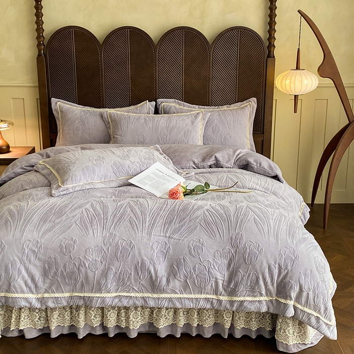91家纺网 家纺一手货源 找家纺 美伦美焕 2025新款全消光雕花绒蕾丝床盖款四件套 郁金香-灰