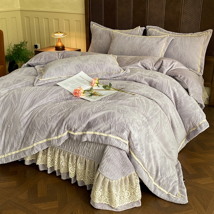 91家纺网 家纺一手货源 找家纺 美伦美焕 2025新款全消光雕花绒蕾丝床盖款四件套 郁金香-灰