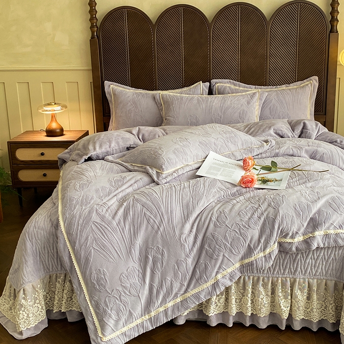 91家纺网 家纺一手货源 找家纺 美伦美焕 2025新款全消光雕花绒蕾丝床盖款四件套 郁金香-灰