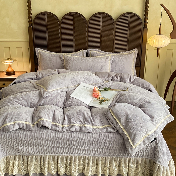 91家纺网 家纺一手货源 找家纺 美伦美焕 2025新款全消光雕花绒蕾丝床盖款四件套 郁金香-灰