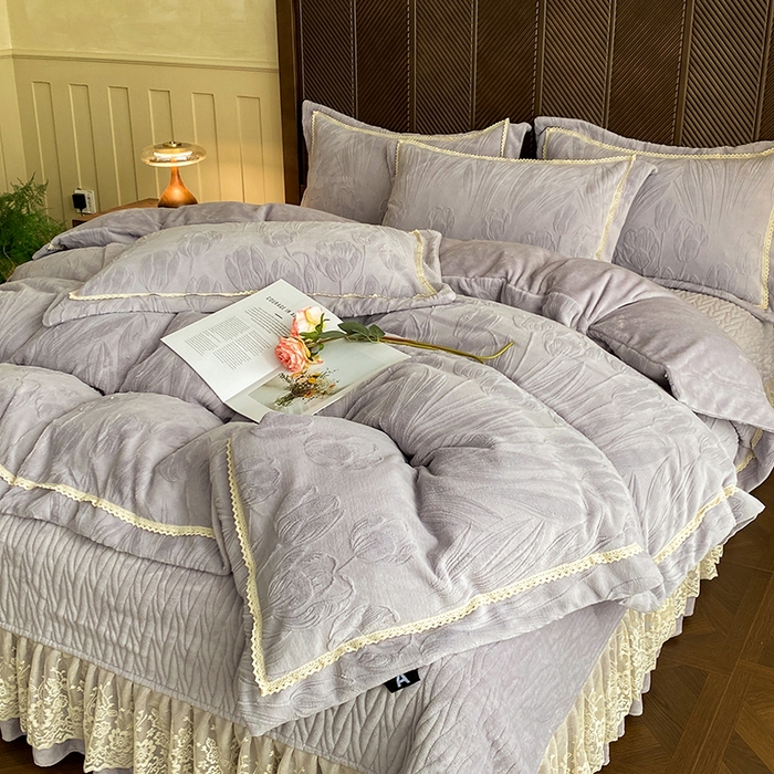 91家纺网 家纺一手货源 找家纺 美伦美焕 2025新款全消光雕花绒蕾丝床盖款四件套 郁金香-灰