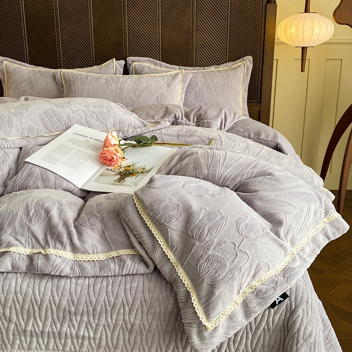 91家纺网 家纺一手货源 找家纺 美伦美焕 2025新款全消光雕花绒蕾丝床盖款四件套 郁金香-灰