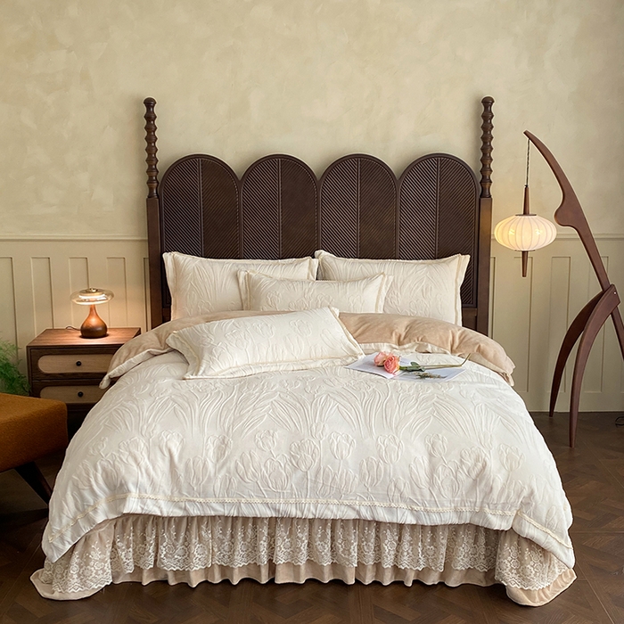 91家纺网 家纺一手货源 找家纺 美伦美焕 2025新款全消光雕花绒蕾丝床盖款四件套 郁金香-米咖