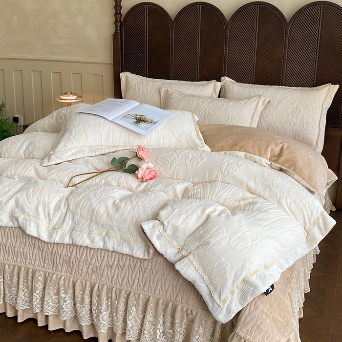 91家纺网 家纺一手货源 找家纺 美伦美焕 2025新款全消光雕花绒蕾丝床盖款四件套 郁金香-米咖