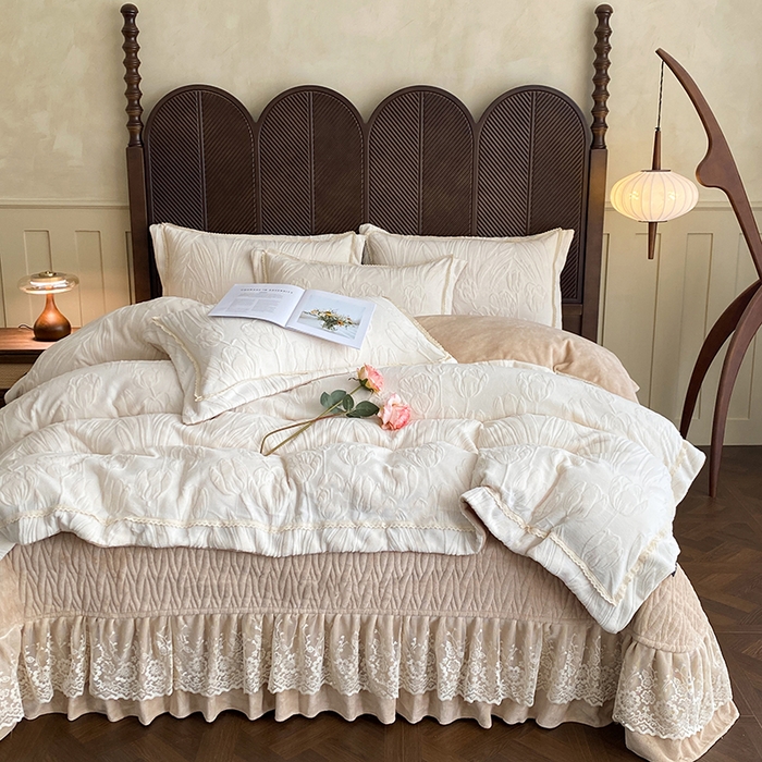 91家纺网 家纺一手货源 找家纺 美伦美焕 2025新款全消光雕花绒蕾丝床盖款四件套 郁金香-米咖