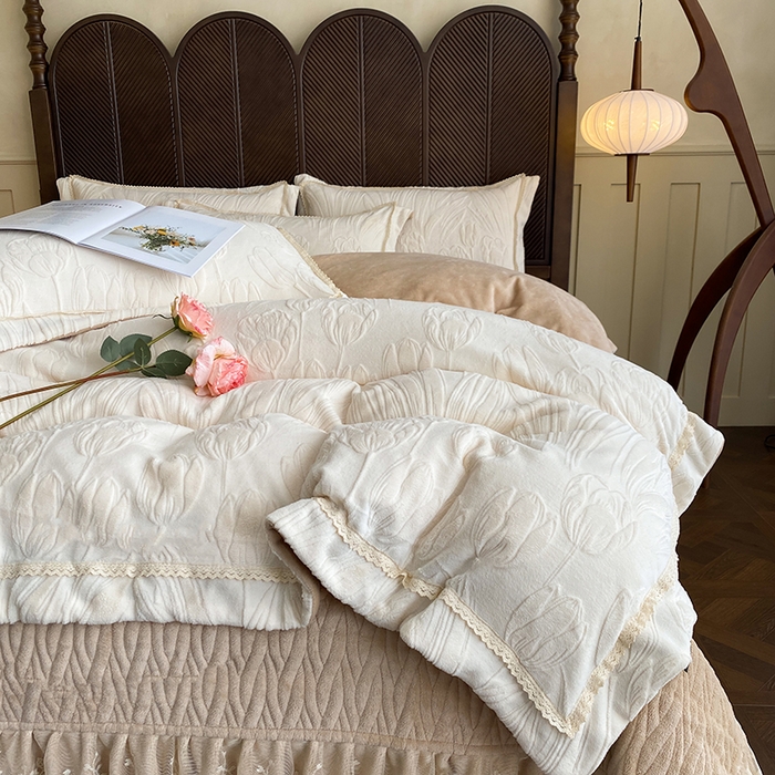 91家纺网 家纺一手货源 找家纺 美伦美焕 2025新款全消光雕花绒蕾丝床盖款四件套 郁金香-米咖