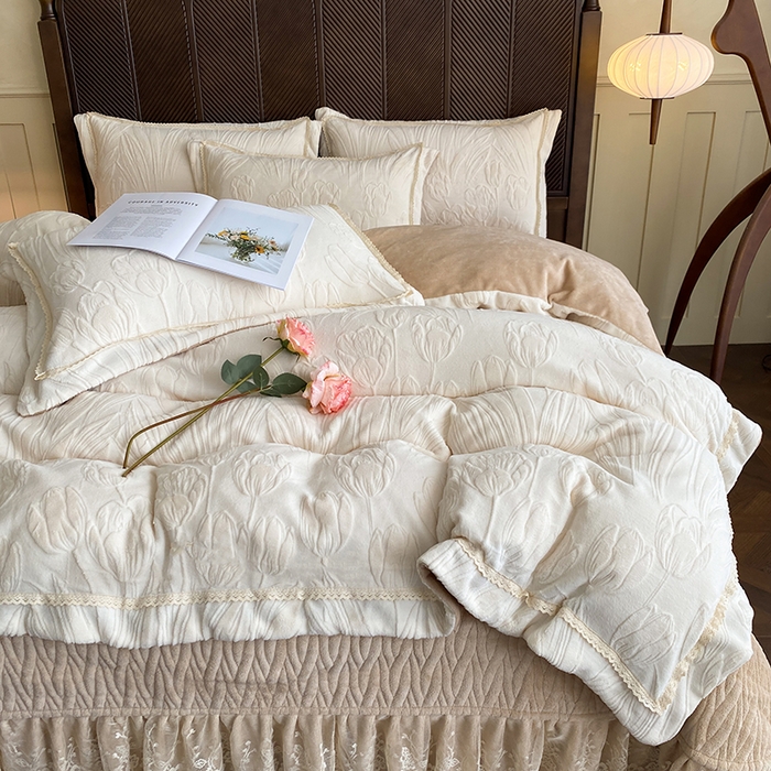 91家纺网 家纺一手货源 找家纺 美伦美焕 2025新款全消光雕花绒蕾丝床盖款四件套 郁金香-米咖