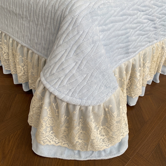 91家纺网 家纺一手货源 找家纺 美伦美焕 2025新款全消光雕花绒蕾丝床盖款四件套 郁金香-天空蓝