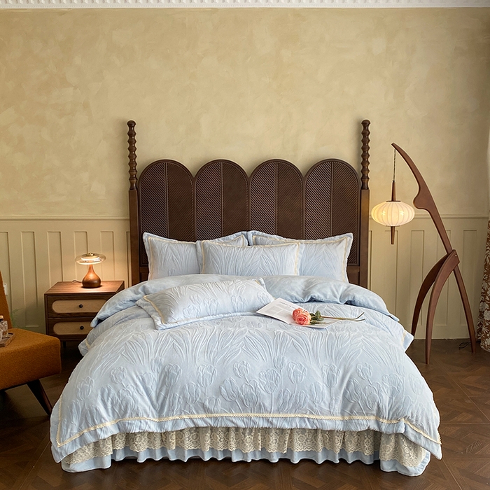 91家纺网 家纺一手货源 找家纺 美伦美焕 2025新款全消光雕花绒蕾丝床盖款四件套 郁金香-天空蓝