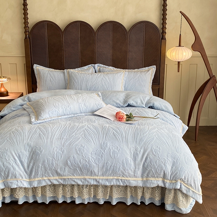 91家纺网 家纺一手货源 找家纺 美伦美焕 2025新款全消光雕花绒蕾丝床盖款四件套 郁金香-天空蓝