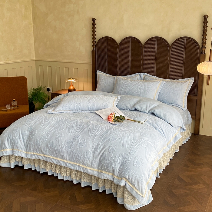91家纺网 家纺一手货源 找家纺 美伦美焕 2025新款全消光雕花绒蕾丝床盖款四件套 郁金香-天空蓝