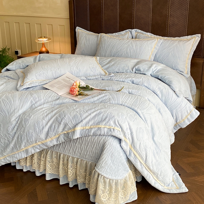 91家纺网 家纺一手货源 找家纺 美伦美焕 2025新款全消光雕花绒蕾丝床盖款四件套 郁金香-天空蓝