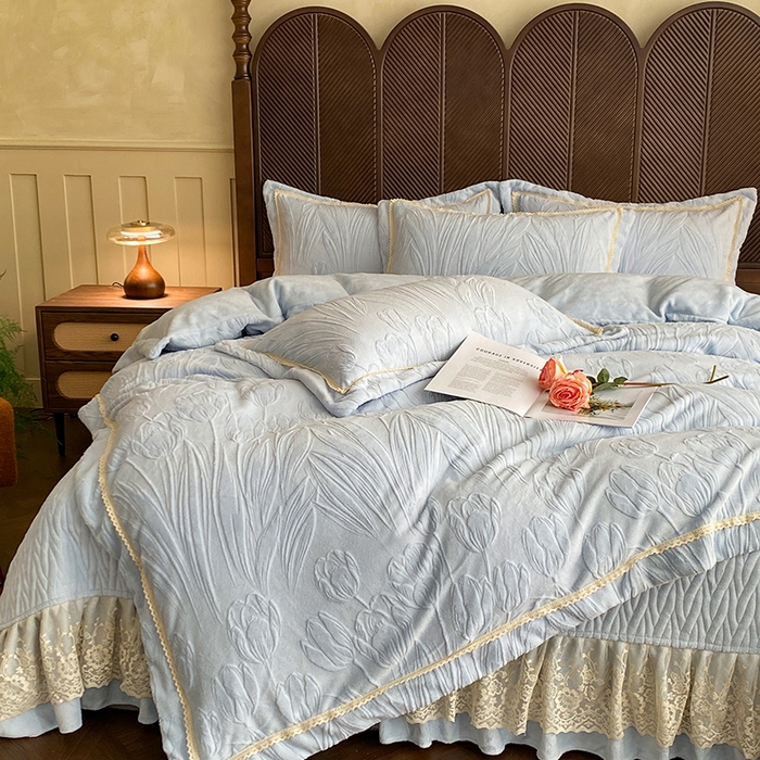 91家纺网 家纺一手货源 找家纺 美伦美焕 2025新款全消光雕花绒蕾丝床盖款四件套 郁金香-天空蓝