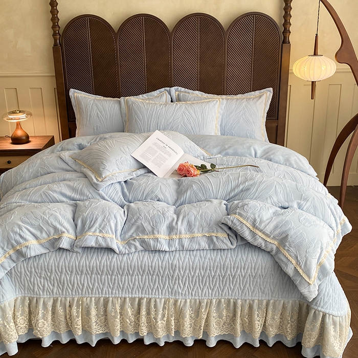 91家纺网 家纺一手货源 找家纺 美伦美焕 2025新款全消光雕花绒蕾丝床盖款四件套 郁金香-天空蓝