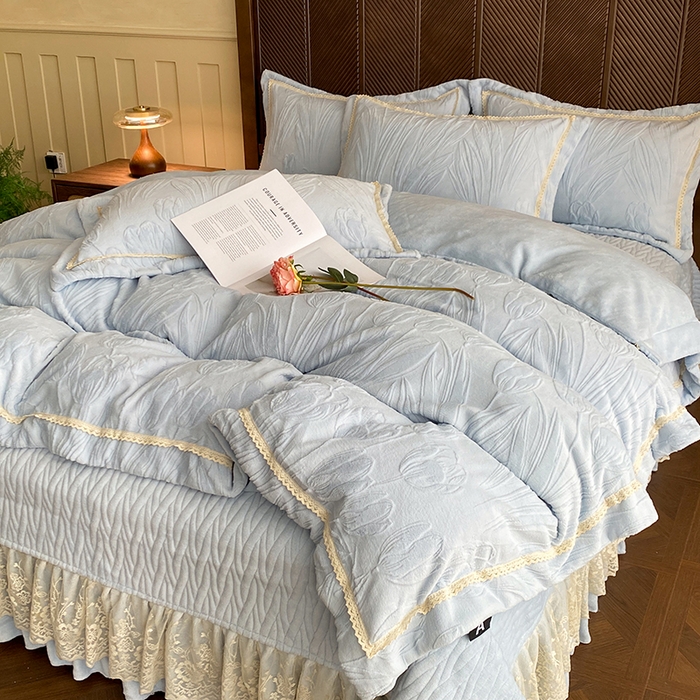 91家纺网 家纺一手货源 找家纺 美伦美焕 2025新款全消光雕花绒蕾丝床盖款四件套 郁金香-天空蓝