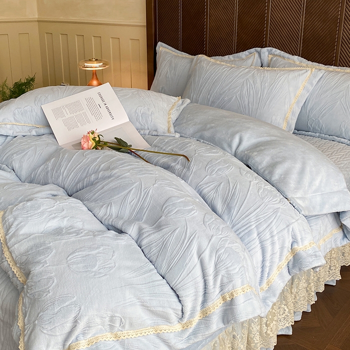 91家纺网 家纺一手货源 找家纺 美伦美焕 2025新款全消光雕花绒蕾丝床盖款四件套 郁金香-天空蓝