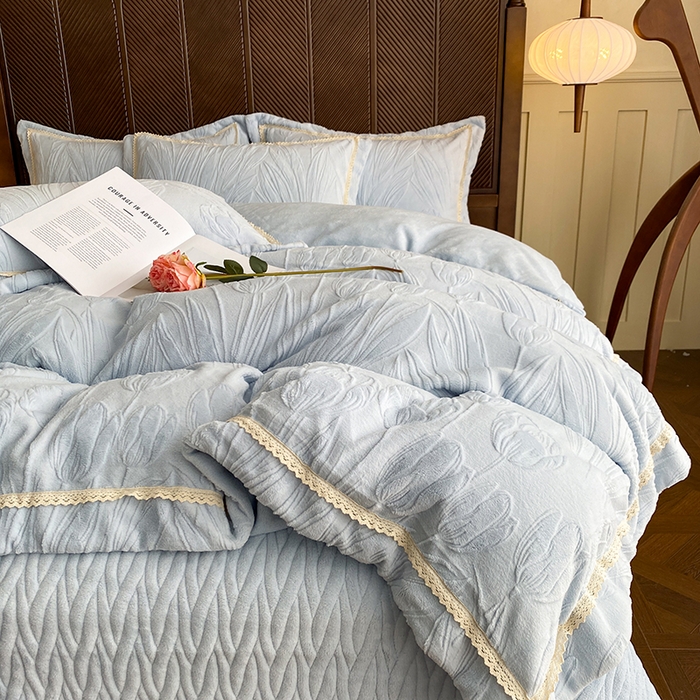 91家纺网 家纺一手货源 找家纺 美伦美焕 2025新款全消光雕花绒蕾丝床盖款四件套 郁金香-天空蓝