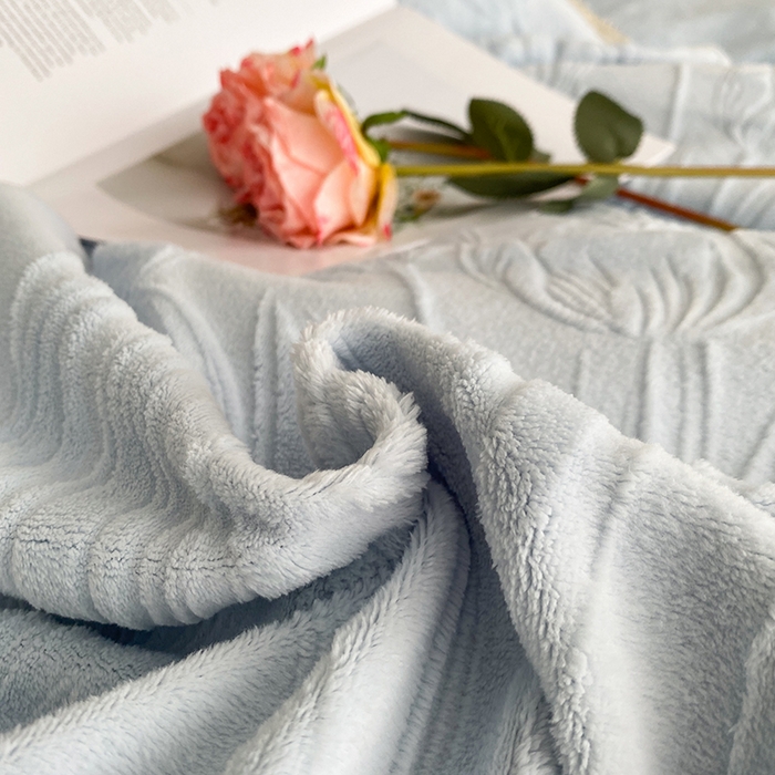 91家纺网 家纺一手货源 找家纺 美伦美焕 2025新款全消光雕花绒蕾丝床盖款四件套 郁金香-天空蓝