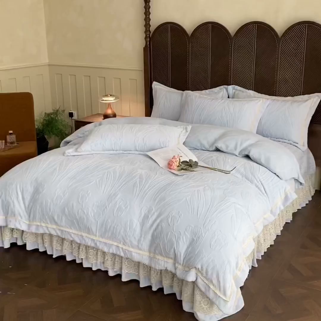 91家纺网 家纺一手货源 找家纺 美伦美焕 2025新款全消光雕花绒蕾丝床盖款四件套 郁金香-天空蓝