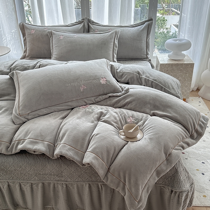 91家纺网 家纺一手货源 找家纺 （总）美伦美焕 2025新款高克重牛奶绒绣花床盖四件套-花好月圆