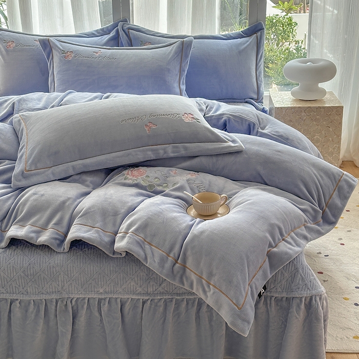 91家纺网 家纺一手货源 找家纺 （总）美伦美焕 2025新款高克重牛奶绒绣花床盖四件套-花好月圆