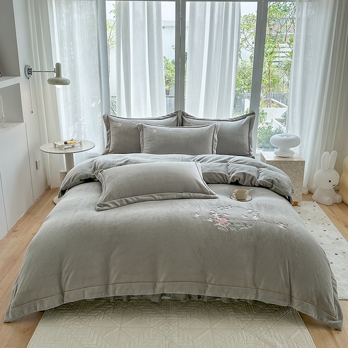 91家纺网 家纺一手货源 找家纺 美伦美焕 2025新款高克重牛奶绒绣花床盖四件套-花好月圆 花好月圆-烟灰